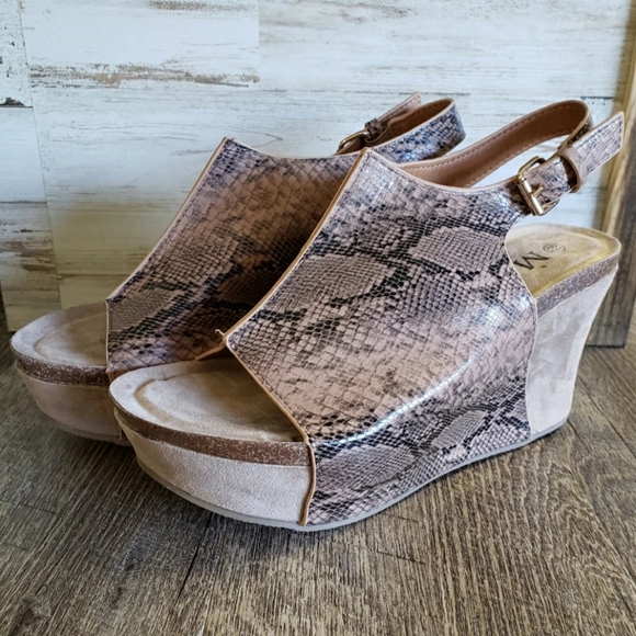 New In Box -Snakeskin Wedge - Picture 1 of 8